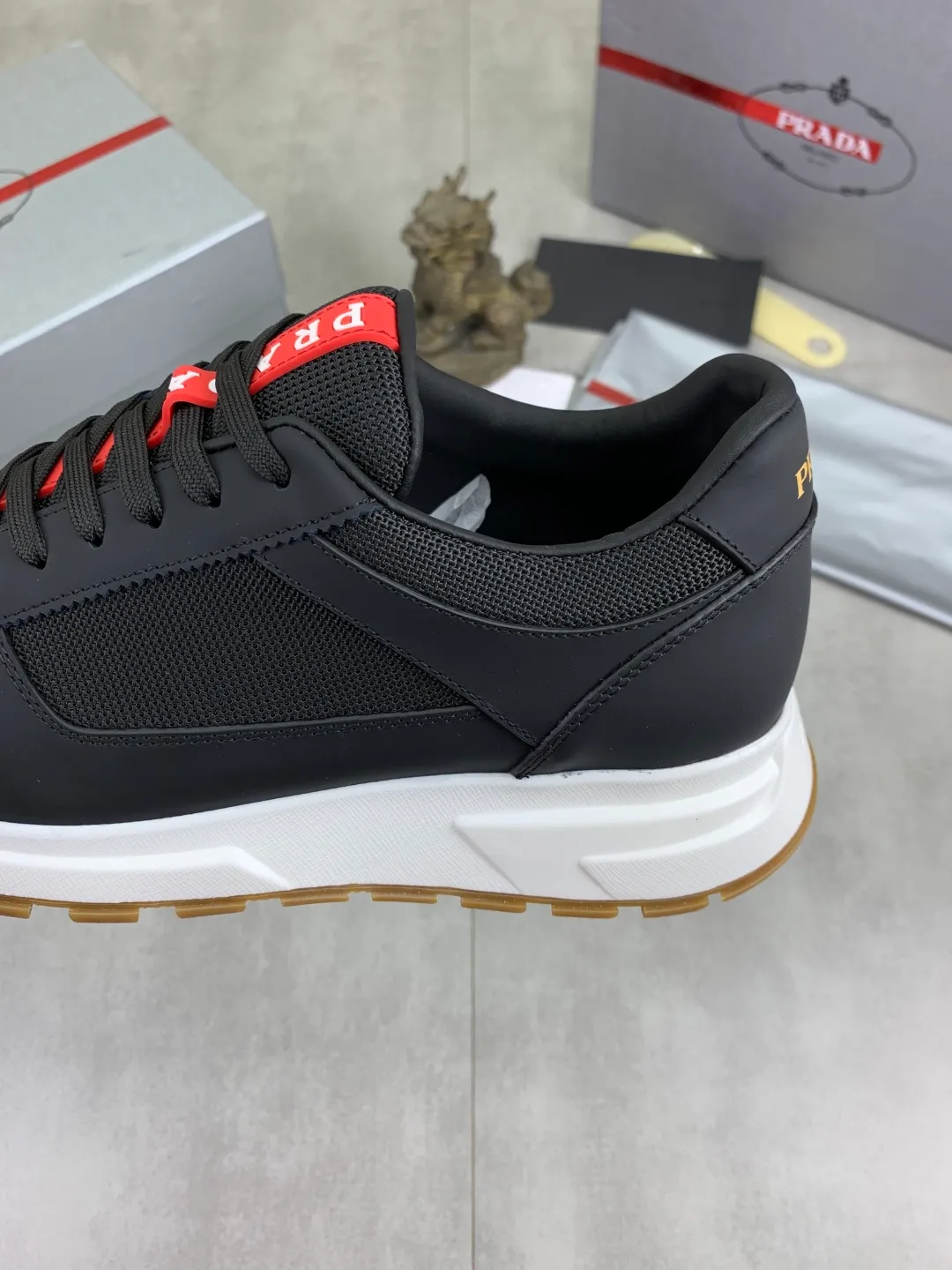 Men's shoes 💰P560💰[New model] The top version is available on the official website, 🆘 The trendy brand (Prada) mainly promotes the popular model, avant-garde and versatile fashionable men's shoes, private version mold opening, cowhide surface splicing 1:1.. Stylish and simple, original imported cowhide lining cowhide feet; the atmosphere and personality are more fashionable, eye-catching and pursuing class. It will subvert the old idea and be a must-have for fashionistas with you! Must keep it for yourself! Tall and comfortable, large and low, high-end quality workmanship. The new high-end outsole on the official website. Size: 38-45. Available in 3️⃣ colors.